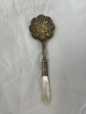 Cuchara servidor de bayas festoneadas Sheffield Inglaterra plata de ley y oro lavado Foto 1 de 4