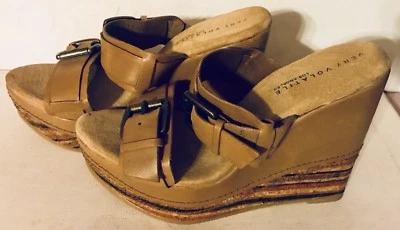 Novo Salto Cunha de Couro com Fivelas Abertas Muito Volátil Tamanho 10, Los Angeles - Imagem 1 de 4