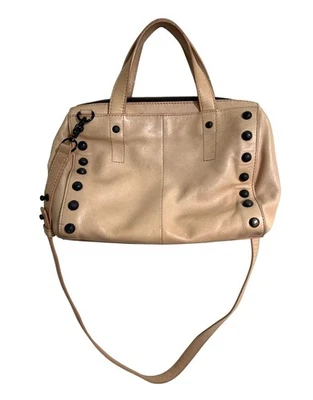 Bandolera de hombro Loeffler Randall de cuero tostado con tachuelas Foto 1 de 4