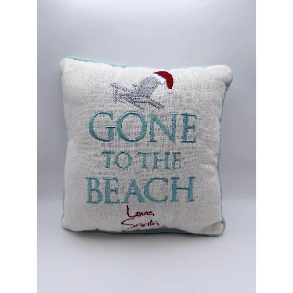 Almohada decorativa blanca bordada Gone to the Beach adorno azul claro Foto 1 de 2