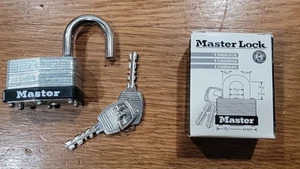 Neu im Karton Master Lock kommerzielles Vorhängeschloss 500KA Schlüssel: 203 - kommt mit 2 Schlüsseln - Bild 1 von 5