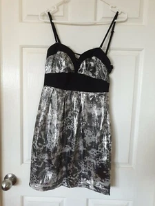 Mini Vestido LADAKH Plateado Negro Brillante Seda Noche Cóctel Talla 8 Nuevo con Etiquetas B44 - Imagen 1 de 3