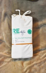 Room Essentials Twin Ultra Soft Fitted Sheet 250 Thread Count 100% cotton White - Picture 1 of 9
