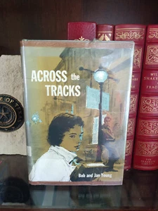Across The Tracks_Bob & Jan Young_HCDJ_1. Auflage_Ex-Bibliothek_1970_Sehr gut - Bild 1 von 9