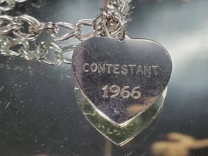 1966 Vintage Beauty Contestant Sterling  SILVER Heart Charm Bracelet - Bild 1 von 3