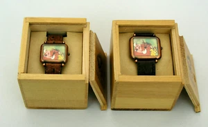 RELOJES DISNEY REY LEÓN PARA ÉL Y ELLA con BANDAS DE CUERO / CAJAS DE MADERA - EXCELENTES - Imagen 1 de 9
