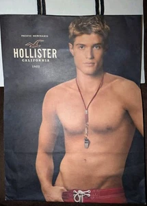 Hollister Shopping Bag Gift Paper Tote Male Model Picture Whistle Red Short Logo - Bild 1 von 9