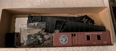 Roundhouse HO Atlantic Coast Line Side-Door "Old Timer" Caboose #3402 - Image 1 of 4