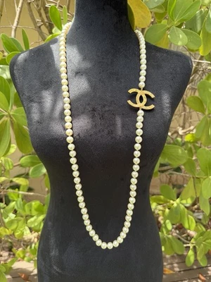 NUEVO COLLAR CHANEL 23A ORO ICÓNICO LOGOTIPO GRANDE CC PERLAS BLANCAS BOTÓN ENCANTO LARGO Foto 1 de 4