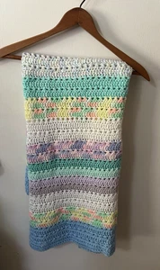Handarbeit Babydecke gehäkelt bunt sehr wenig gebraucht 42” x 42” sieht neu aus - Bild 1 von 3