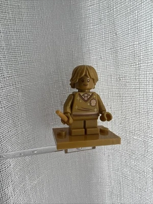 LEGO Harry Potter 20 Year Anniversary Minifigure Gold stand + wand Ron Weasley  - Image 1 of 4