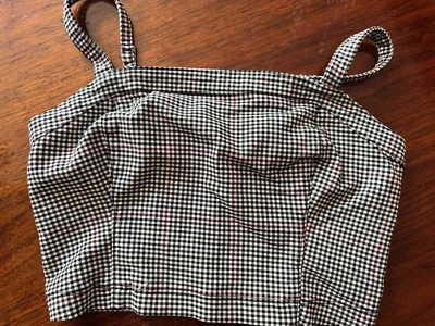 Top a cuadros recortado Hollister Gingham negro/blanco/rojo talla mediana Foto 1 de 3