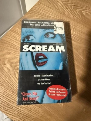 Scream VHS Tape Drew Barrymore Blue Variant Horror Movie Ghostface Wes Craven Foto 1 de 4