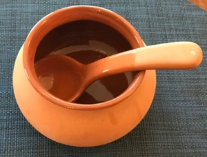 "Cuenco de 2 tazas de terracota vintage con cuchara acabado mate - esmaltado interior 3"" H usado en excelente estado" - Imagen 1 de 11