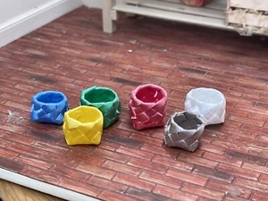 Colorida cesta tejida en miniatura casa de muñecas juego de 6 - Imagen 1 de 5