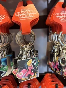 Portachiavi Universal Studios Epic Universe Super Nintendo Mario Princess Peach - Foto 1 di 1