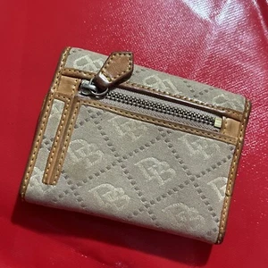 Cartera monedero Dooney and Bourke triple pliegue para mujer color tostado firma DB - Imagen 1 de 9