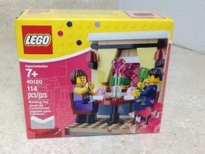Lego Valentine's Day With 2 Minifigs - Picture 1 of 4