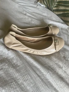 Cole Haan Talla 8 Beige Desnudo Puntera Hebilla Jenni Ballet Pisos Usado en Excelente Condición Cuero - Imagen 1 de 7