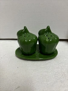 Vintage Green Peppers and Leaf Plate Salt & Pepper Shakers - Picture 1 of 6