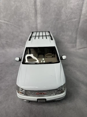 Welly 2001 GMC Yukon Denali White 1:18 Scale Die-Cast SUV Model 2010 Production - Image 1 of 4