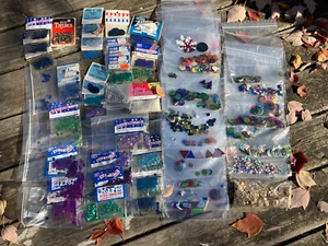 Lentejuelas, cuentas y brazaletes vintage - 40+ paquetes - Imagen 1 de 7