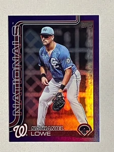 Aggiornamento Topps 2025 Purple Foil Nathaniel Lowe 85/250 Washington Nationals - Foto 1 di 2