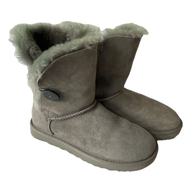 Botas clásicas con botones Bailey UGG para mujer gris oscuro botas de invierno forradas de piel (US 7) Foto 1 de 4