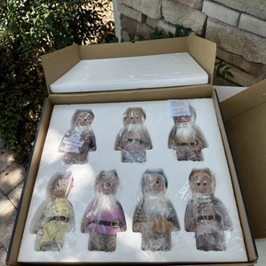 Disney 70th Anniversary Schneewittchen sieben Zwerge 7" Porzellan Puppen 2007 NEU - Bild 1 von 10