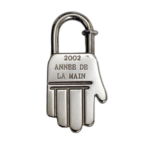 HERMÈS Ciondolo Charm Hermes 2002 Argento Metallo Lucchetto a Mano 2 1 x 4 2 cm Accessorio Vintage