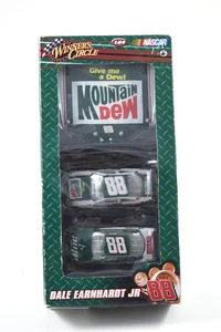 Dale Jr #88 MTN Dew Throwback/AMP 2008 COT Winner's Circle paquete de 2 - Imagen 1 de 7