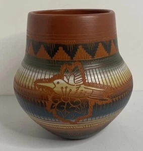 Navajo Dine Native American Handmade Etched Hummingbird Signed Cy B Pottery Vase - Picture 1 of 7