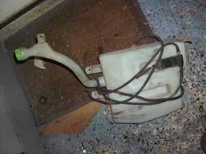 Nissan Note 2009 (E11 Facelift) Scheibenwaschflasche und Pumpe - Bild 1 von 2