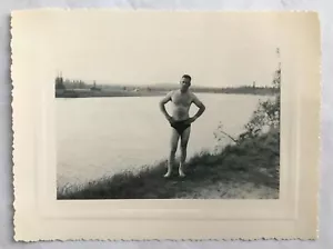 PHOTO ANCIENNE - VINTAGE SNAPSHOT - HOMME TORSE NU MUSCLE MAILLOT DE BAIN - MAN - Imagen 1 de 1