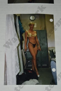 busty blonde woman bikini short hair heels candid VINTAGE PHOTOGRAPH  Mg - Picture 1 of 1