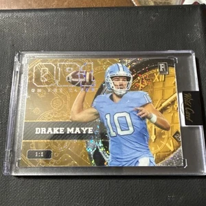 Reloj Drake Maye 2023 QB1 On The Clock oro/oro 1/1 - Imagen 1 de 3