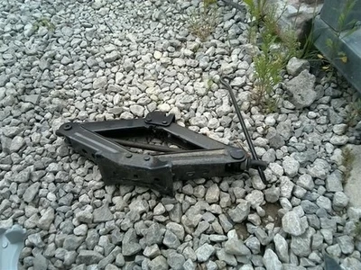 VERSA     2016 Jack 8350751 - Image 1 of 4