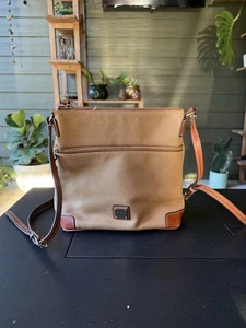 Dooney & Bourke Umhängetasche Damen hellbraun Kiesel Leder Reißverschlusstasche Handtasche - Bild 1 von 5