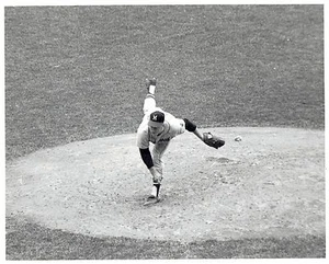 1965 Vintage UPI Photo throwing ball Milwaukee Braves pitcher Tony Cloninger - Picture 1 of 2