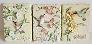 DREI VINTAGE KOLIBRI UND FLORAL PLAKETTEN 7" X 5" BESCHREIBUNG DES VOGELS AUF JEDEM - Bild 1 von 5