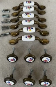 Lote vintage de 6 tiradores y perillas de cajón/cajón florales de latón y porcelana - Imagen 1 de 7