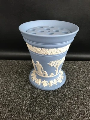 Wedgwood Blue Jasperware large vase with frog insert in excellent condition - Image 1 of 4