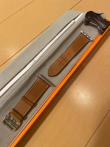 Bracelet Hermès Apple Watch marron 42 mm presque jamais utilisé - Photo 1 sur 2