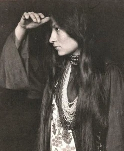 ZITKALA-SA POSTER LUCIDO IMMAGINE FOTO STAMPA BANNER Gertrude Simmons Bonnin 6486 - Foto 1 di 1