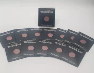 Sartenes de recarga de sombra de ojos mate suave MAC Powder Kiss elige tu tono 0,05 oz/1,5 g - Imagen 1 de 5