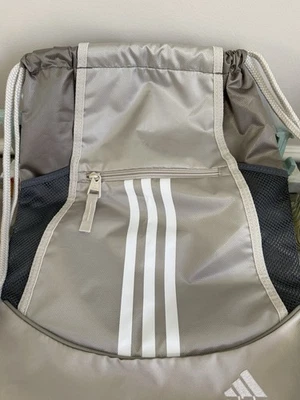 ADIDAS Nova Mochila Bolsa Tan Preta Cinza Roupa Atlética Esportiva Cinch Cordão - Imagem 1 de 4