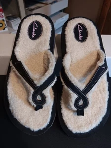 Sandalias cómodas Clarks de cuero negro con tanga y forro de piel sintética para mujer 8 m - Imagen 1 de 13