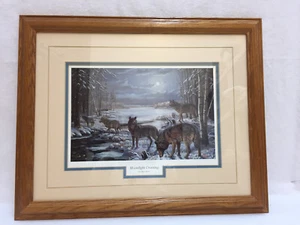 Moonlight Crossing de Mary Pettis Cuadro de lobo enmarcado Lobos Luna Nieve - Imagen 1 de 8