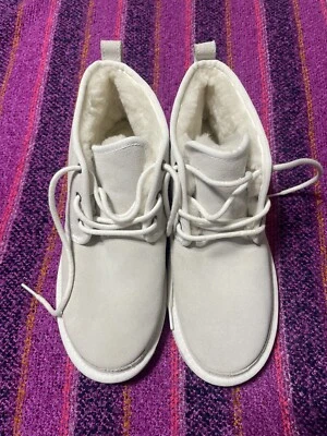 Botas chukka de gamuza blanca Neumel UGG para hombre 10 3236 nuevas sin caja Foto 1 de 4