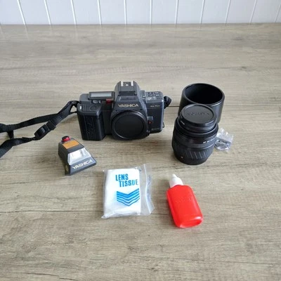 Macchina fotografica Yashica 230 AF SLR 35mm pellicola con obiettivo e custodia in alluminio funzionante  - Immagine 1 di 4